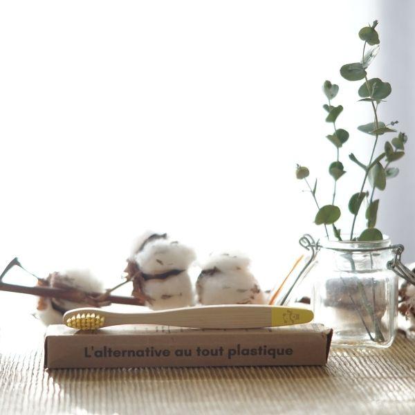 BROSSE À DENTS ENFANT EN BAMBOU JAUNE thumbnail