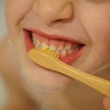 BROSSE À DENTS ENFANT EN BAMBOU JAUNE thumbnail