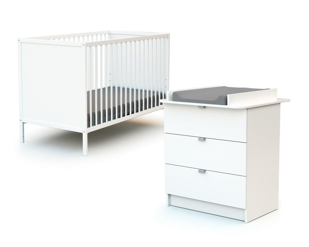 Chambre bébé lit et commode à langer en bois thumbnail
