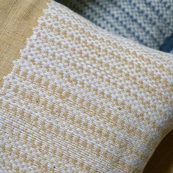 Coussin jaune camel 40x40 en coton thumbnail
